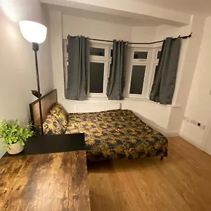  Guest house 4 Wharncliffe Drive